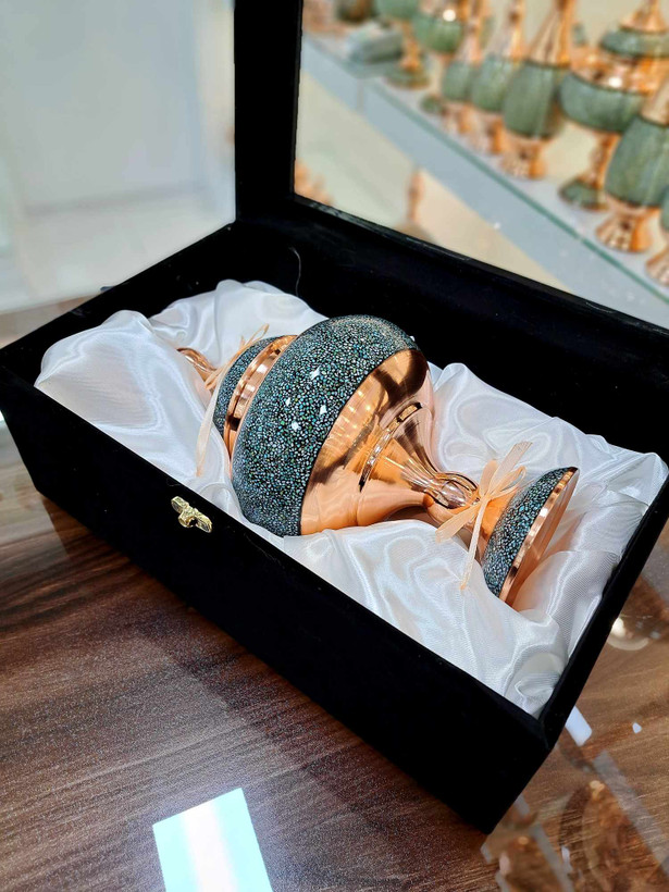 شکلات خوری فیروزه کوبی به همراه جعبه