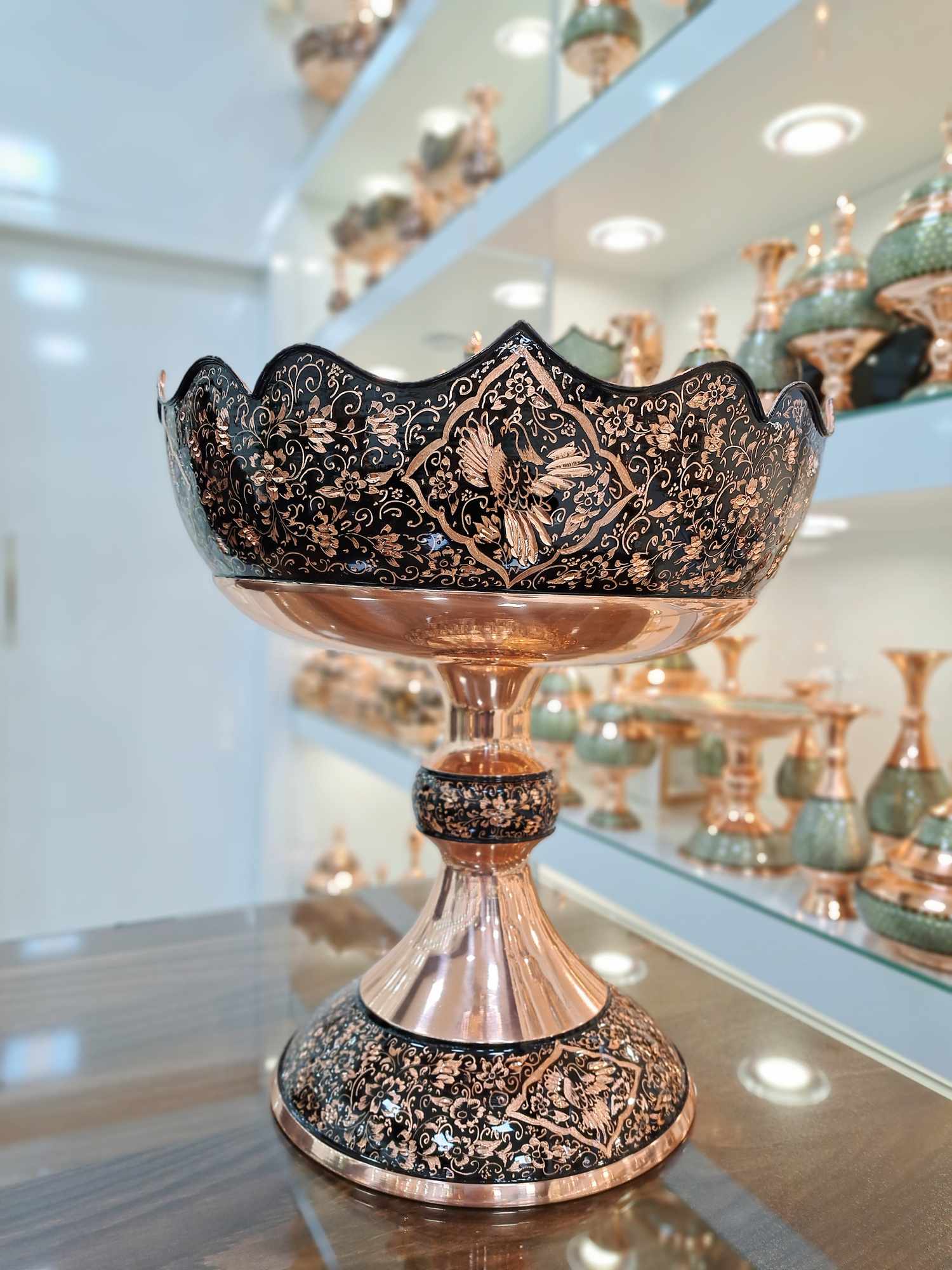 میوه خوری مسی الماس تراش سایز بزرگ با دهانه ۳۳ و تراش گل و مرغ 